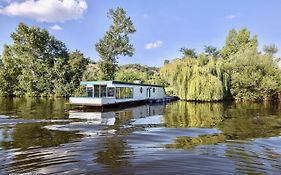 Houseboat - Best Place In Prague